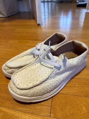 Reef White Eyelet Lace Casual Sneakers